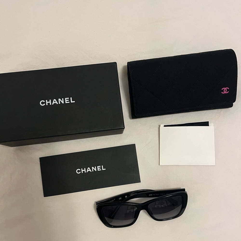 CHANEL Black Sunglasses with Multicolor Logo - Picture 4 of 8